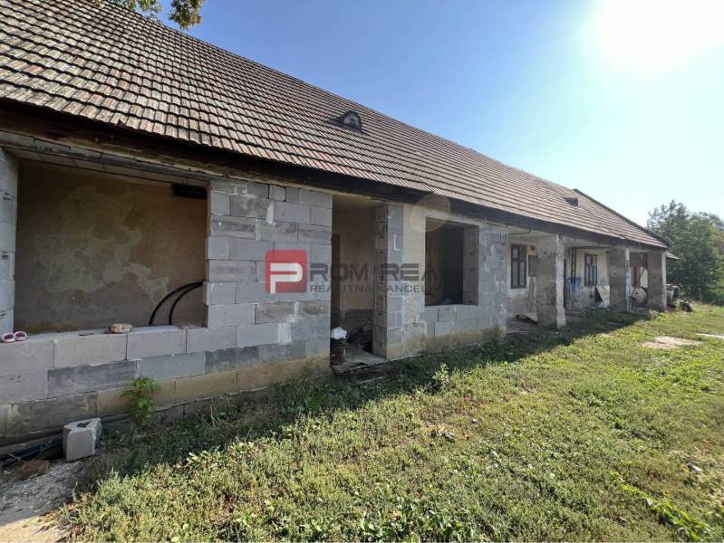 Unfinished building on a residential plot, Hlavná Street, Viničné.