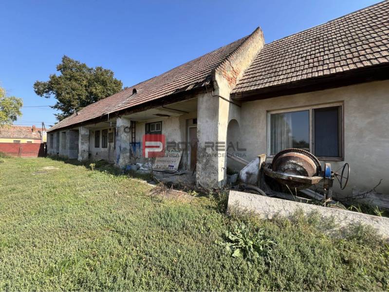 An older house with a damaged facade and a courtyard, Viničné, Hlavná, residential land.