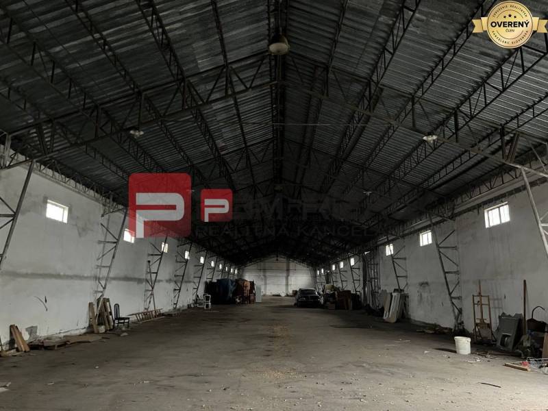The warehouse on Partizánska Street has spacious halls with a metal structure.