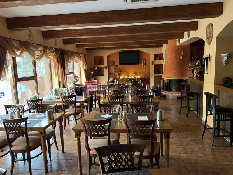 Restaurant with wooden ceilings, floral decoration, and a fireplace, category Hotels and Inns.
