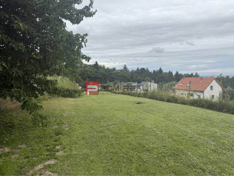 Building plot in Marianka on Na Tálkoch street with a view of the houses.