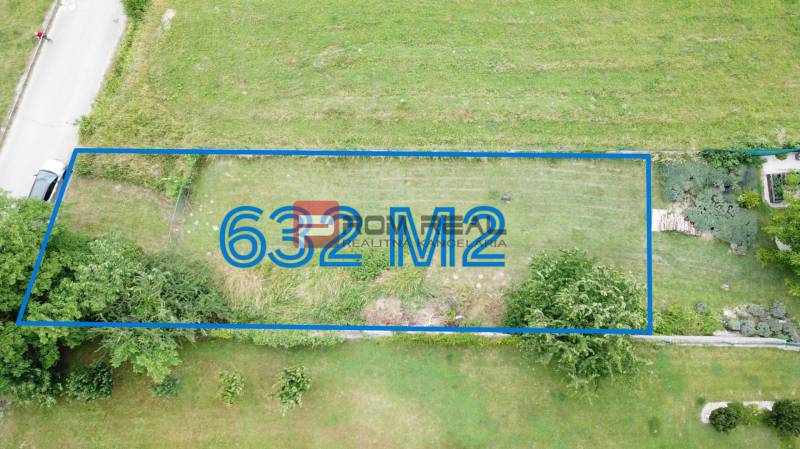 Plots - residential, 632 m² in Marianka, Na Tálkoch, surrounded by greenery and a road.