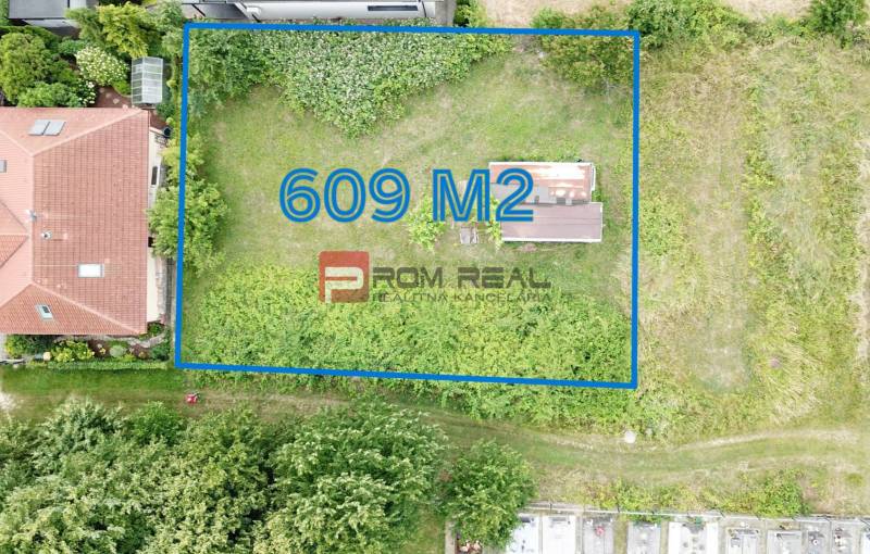 Building plot on Na Tálkoch Street in Marianka, 609 m², surrounded by greenery.
