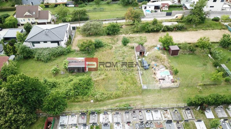 Building plot in Marianka on Na Tálkoch street, green areas and garden structures.