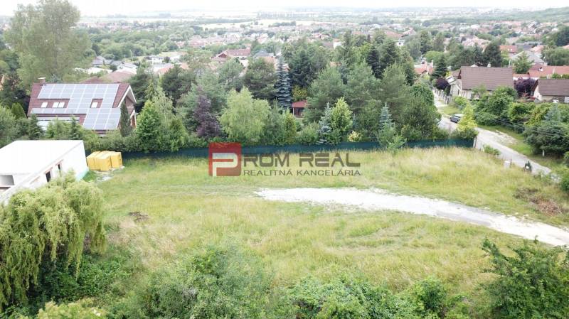 Plots - housing in Marianka on Štúrova Street with greenery and a view of the houses.