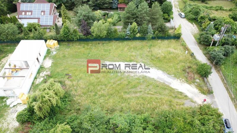 Plots - housing on Štúrova Street in Marianka, with greenery and family houses.