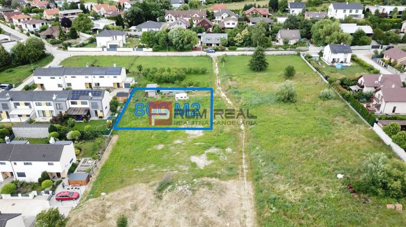 Plots - housing in Marianka on Na Ovsisku, with an area of 800 m², surrounded by greenery and houses.