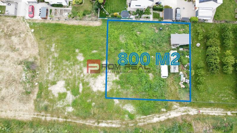 Residential land in Marianka on Na Ovsisku street, area 800 m², grassy terrain.