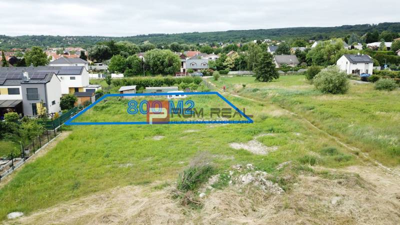 Building plot, 800 m2, on Na Ovsisku Street in Marianka, surrounded by nature.