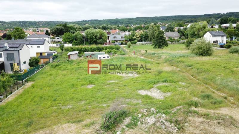 Greenery and houses in the vicinity of residential plots on Na Ovsisku Street in Marianka.