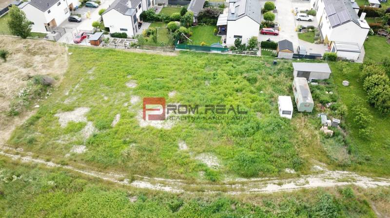 Plots - residential on Na Ovsisku street in Marianka, suitable for construction, surrounded by houses.