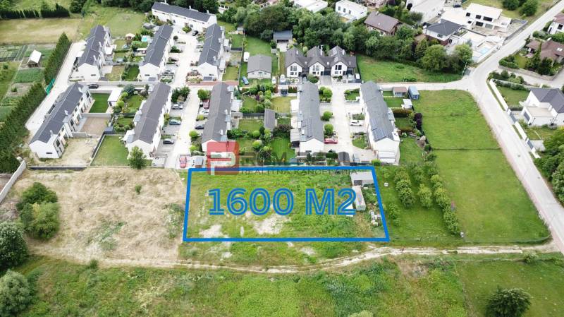 Building plot, 1600 m², on Na Ovsisku street in Marianka, surrounded by residential development.