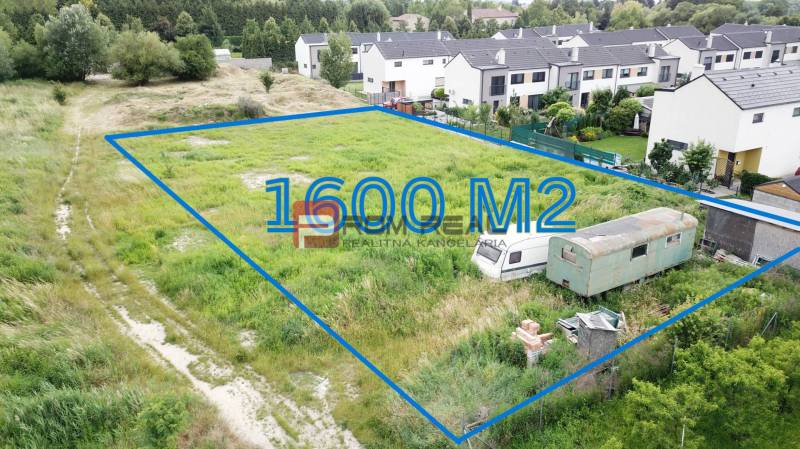 Residential plots in Marianka on Na Ovsisku Street, area 1600 m², close to houses.