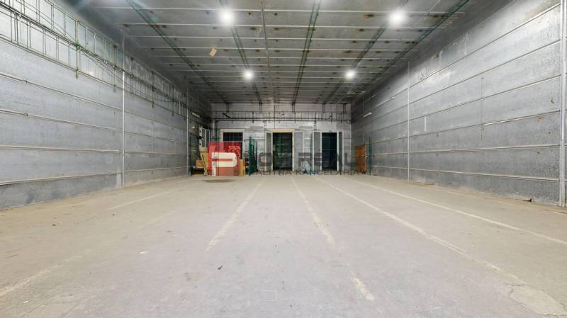 Warehouses and halls: Empty interior with high ceiling and lighting.