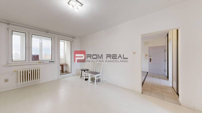 Bright living room in a 4-room apartment with large windows and access to the balcony.