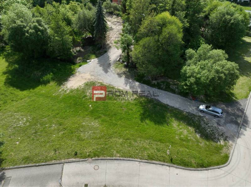 Plots - living on Na tálkoch street in Marianka surrounded by greenery and a car on the edge.