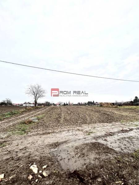 Plots - housing on Robotnícka Street in Tomášov with open land and distant views.