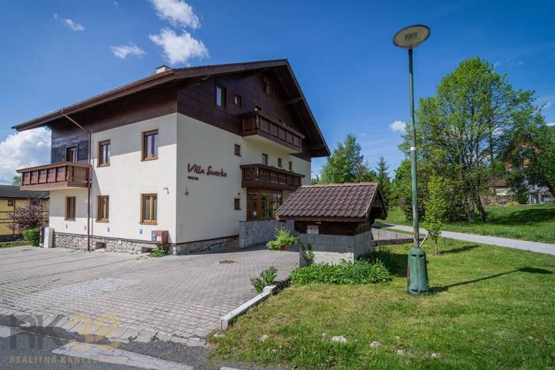 Recreational apartment in the High Tatras with parking, lawn, and sunny weather.
