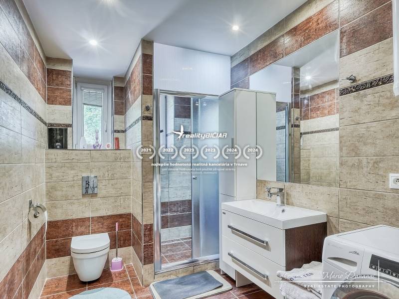 Bathroom in a 2-room apartment with brown and beige tiles.