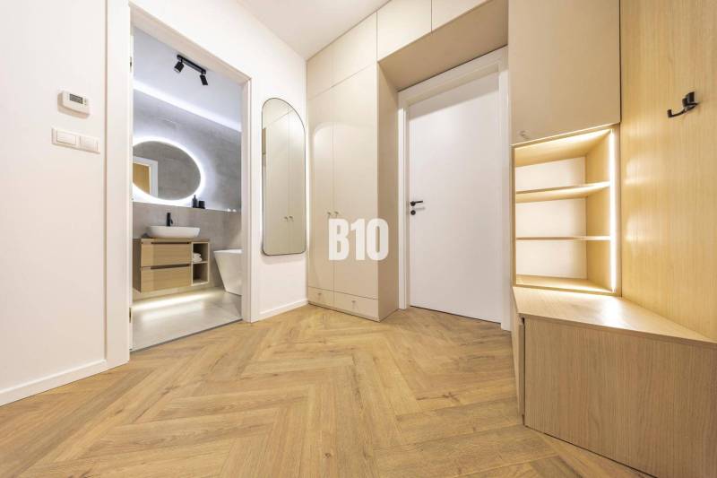 Entrance hall of a 3-room apartment on Benediktiho Street with wooden flooring and lighting.