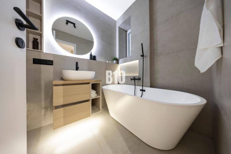 A stylish bathroom with light furniture in a 3-room apartment on Benediktiho Street.
