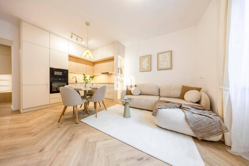 On Benediktiho Street, a spacious 3-room apartment with a bright living room and kitchen.