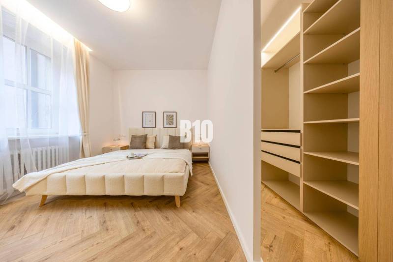 Bright bedroom with a bed and wardrobe, 3-room apartment on Benediktiho Street.