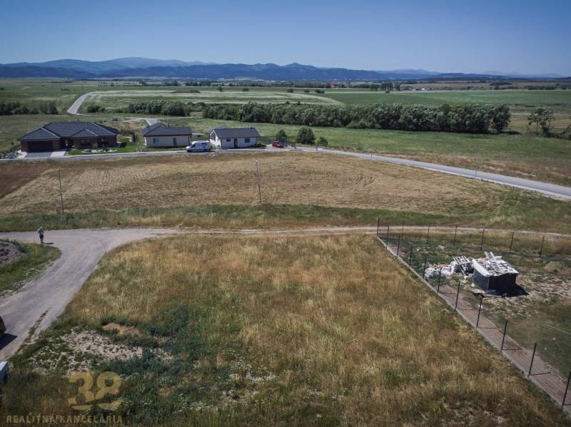 Residential plots in the village of Mlynica with a view of the mountains and houses in the vicinity.