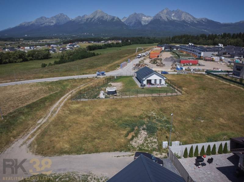 Plots - housing in Mlynica with a view of the High Tatras, surrounding buildings, and nature.