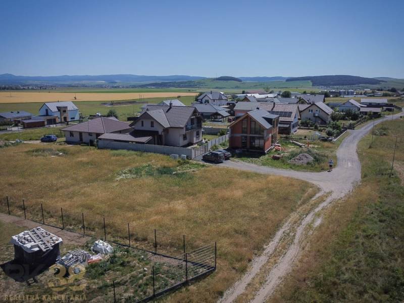 Residential plots in Mlynica with family houses and rural landscape in the background.