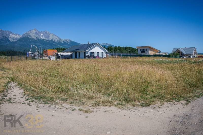 Plots - living in Mlynica with a view of the mountains and surrounding houses.