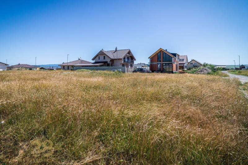 Plots - housing in the village of Mlynica. View of houses and open green area.