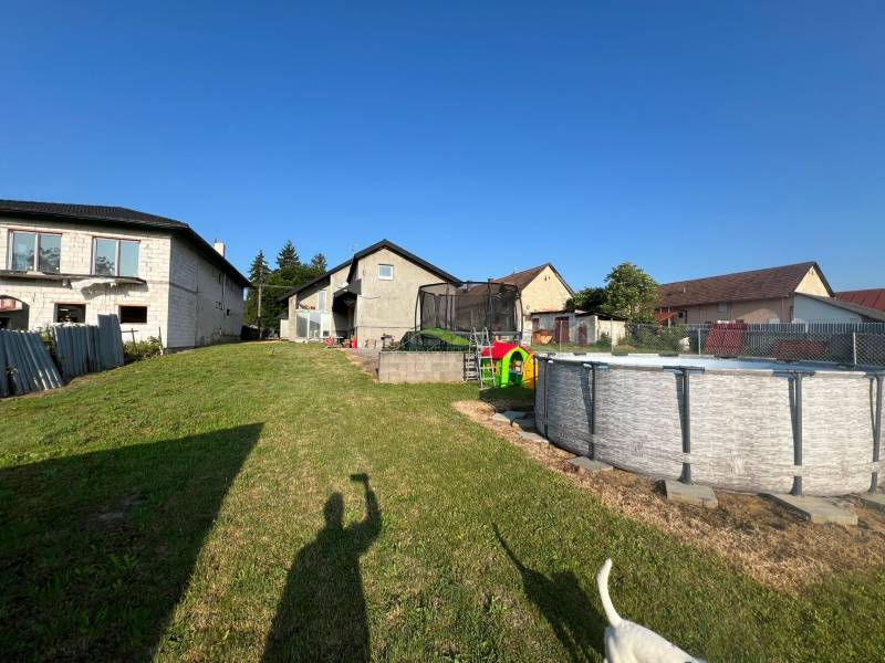 A garden with a swimming pool and a trampoline at a family house on Hlavná Street in Benkovce.