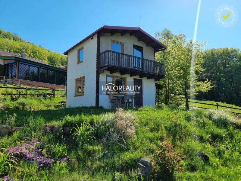 A cottage in Počúvadlo surrounded by greenery, a terrace with a view of nature.