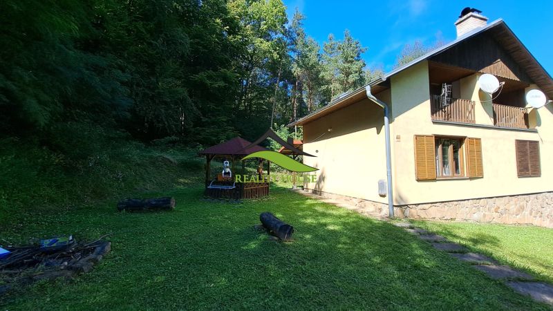 Cottage on Dobra in Kvakovce with a gazebo by the forest and a manicured lawn.