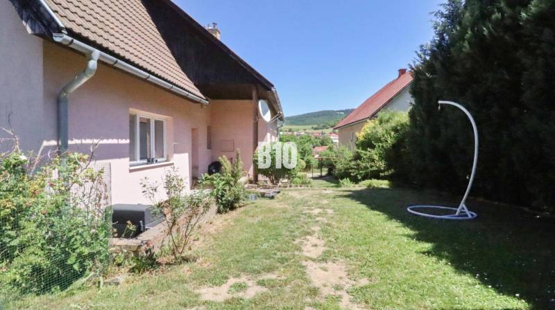 A garden at a family house in the town of Podhradie with a lawn and surrounding nature.