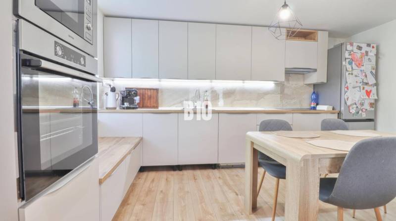 Kitchen in a family house with a countertop, oven, and dining table.