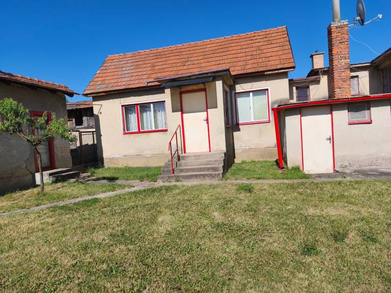A family house in Obsolovce in Horné Obdokovce with a pitched roof and a front garden.