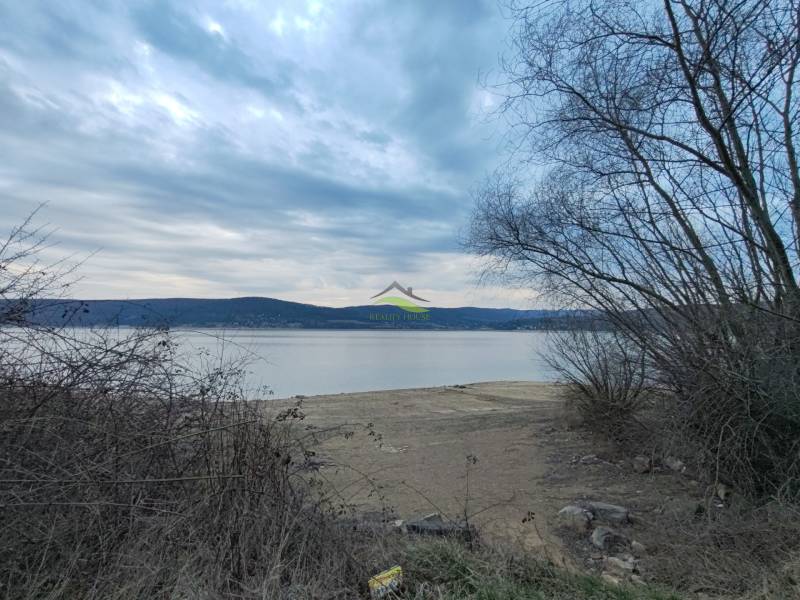 View of the water surface from the beach at the Recreational Grounds in Holčíkovce on Eva.