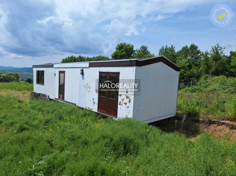 The exterior of the cottage in Boleráz with a view of nature and greenery.