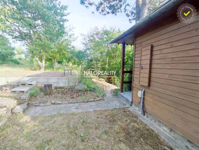 A wooden cottage in the gardens near Zvolen, surrounded by greenery and nature, ideal for relaxation.