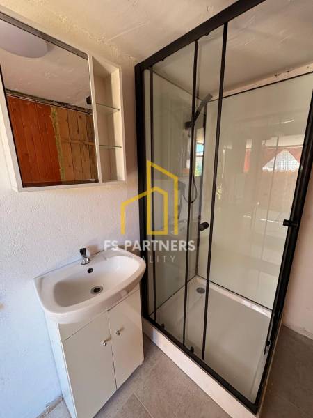 Bathroom with a shower and a sink in the interior of the Garden.