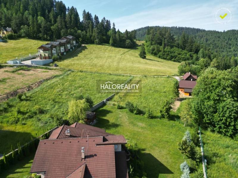 Recreational plots in Vyšné Ružbachy surrounded by greenery and forests on the hillside.
