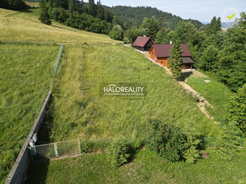 Recreational plots in Vyšné Ružbachy with a cottage, surrounded by nature and greenery.