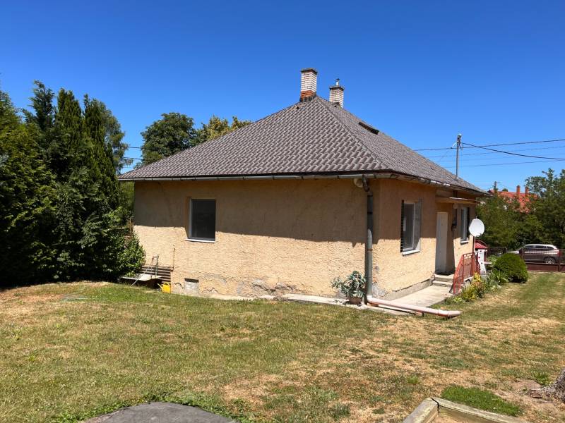 A family house in the town of Slovenská Kajňa on Slovenská Kajňa Street surrounded by greenery.