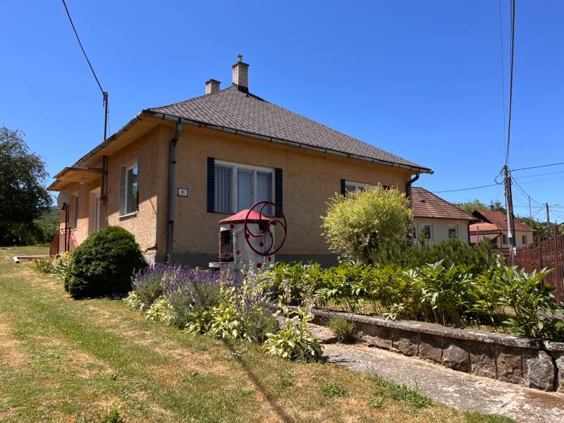Family house on a street in Slovenská Kajňa with a landscaped garden and a well.