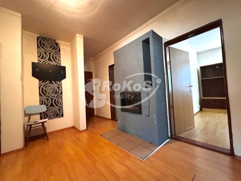 Hallway in a 3-room apartment with wooden flooring and wall hooks.
