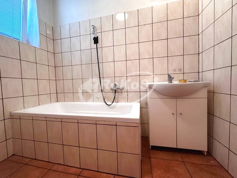 Bathroom with a bathtub and a sink in a 3-room apartment.