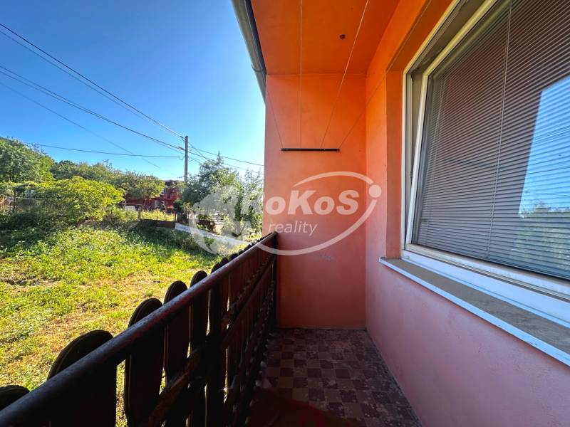 The balcony of a 3-room apartment in Honce with a view of the garden and surrounding nature.