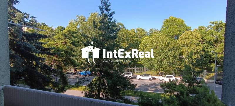 View from the balcony on Zoltán Kodály Street in Galanta, a 3-room apartment near the road and trees.